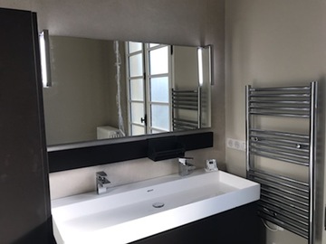 Installation d'un sèche-serviette dans une salle de bain à Bordeaux